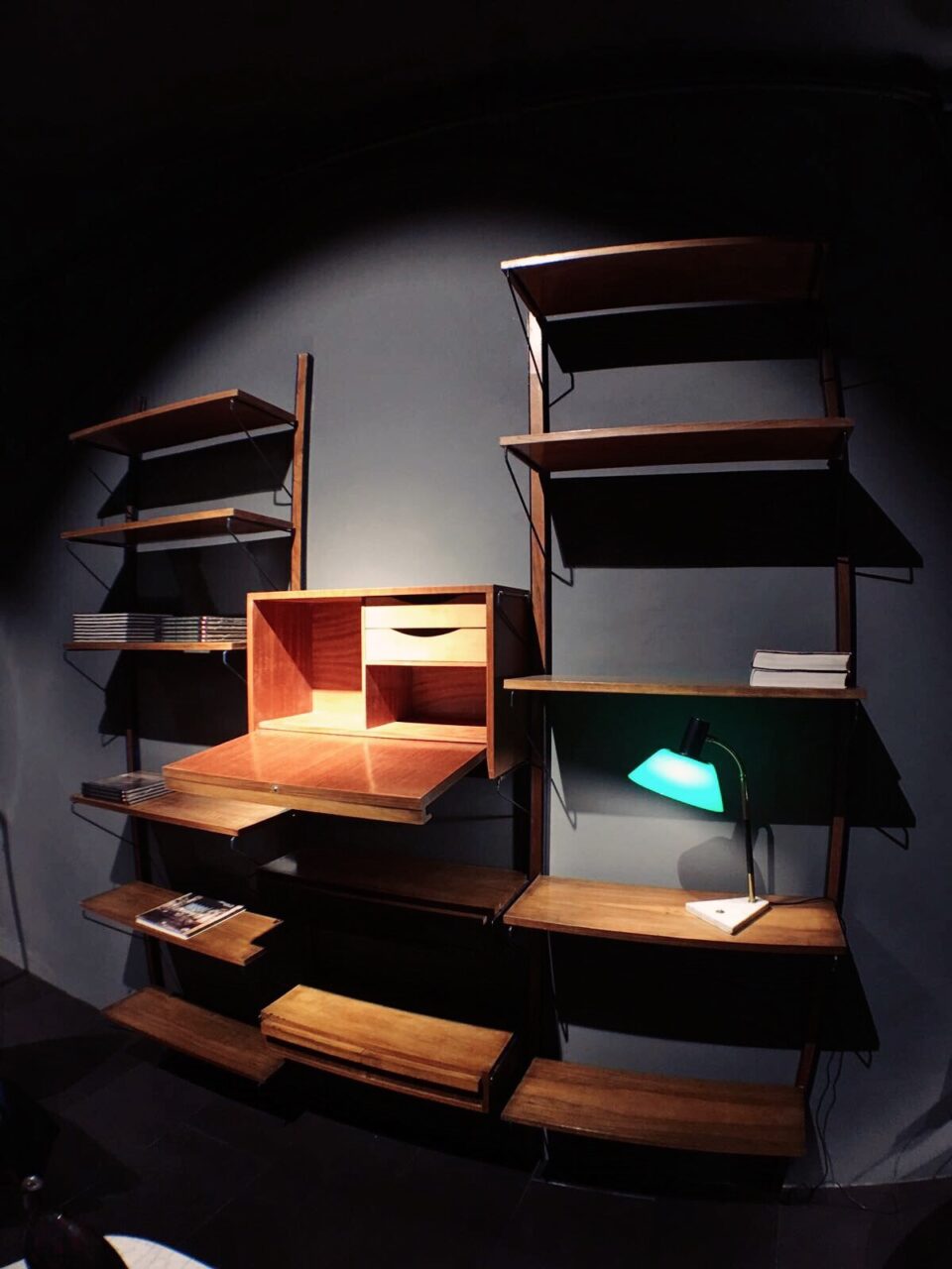 libreria a muro in legno